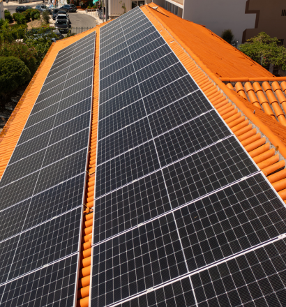 Equipe técnica em projeto de energia solar