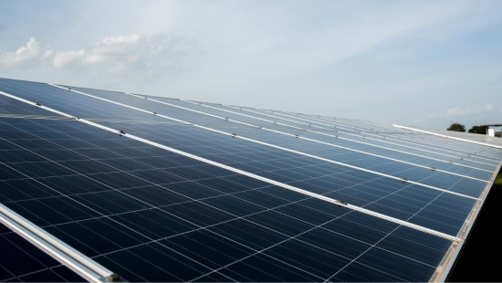 Instalação de painéis solares em telhado